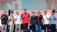 Dari kiri ke kanan: Peraih medali emas olimpiade Tintowi Ahmad, Head of Sports Business Emtek Grup Hendy Liem, Wakil Ketua KOI Ismail Ning, Menpora Dito Ariotedjo, Direktur SCM David Suwarto, COO Vidio Hermawan Sutanto, peraih medali emas olimpiade Taufik Hidayat, atlet menembak Fathur Gustafian berfoto bersama saat pengumuman SCM Grup sebagai pemegang hak siar Olimpiade Paris 2024 di Studio Lt 8 SCTV Tower, Senayan, Jakarta, Rabu (19/06/2024). (Bola.com/Bagaskara Lazuardi)