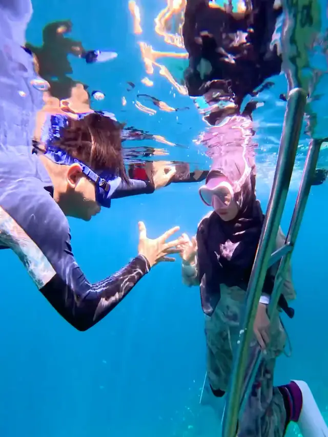 Ria Ricis dan Teuku Ryan main suit di dalam laut. (Foto: Dok. Instagram @riaricis1795)