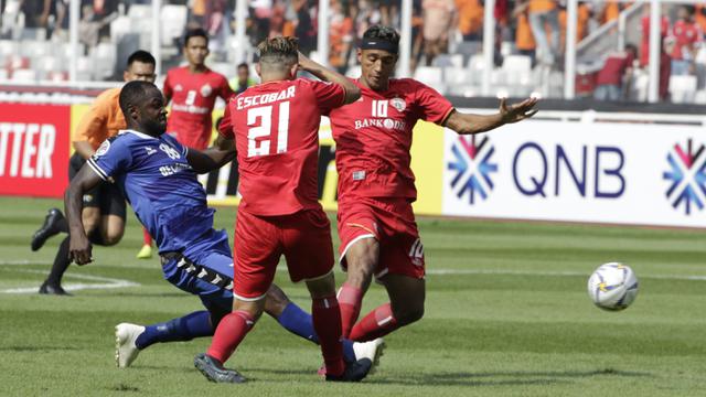 Gelandang Persija Jakarta, Bruno Matos, berusaha mengamankan bola saat melawan Becamex Binh Duong pada laga Piala AFC. (Bola.com/M. Iqbal Ichsan)