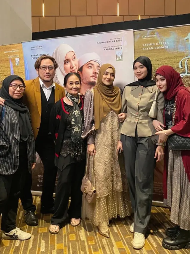 Potret Cindy Fatika Sari dan Tengku Firmansyah bersama Tengku Anataya serta beberapa kerabat (Sumber: Instagram/cindyfatikasari18)