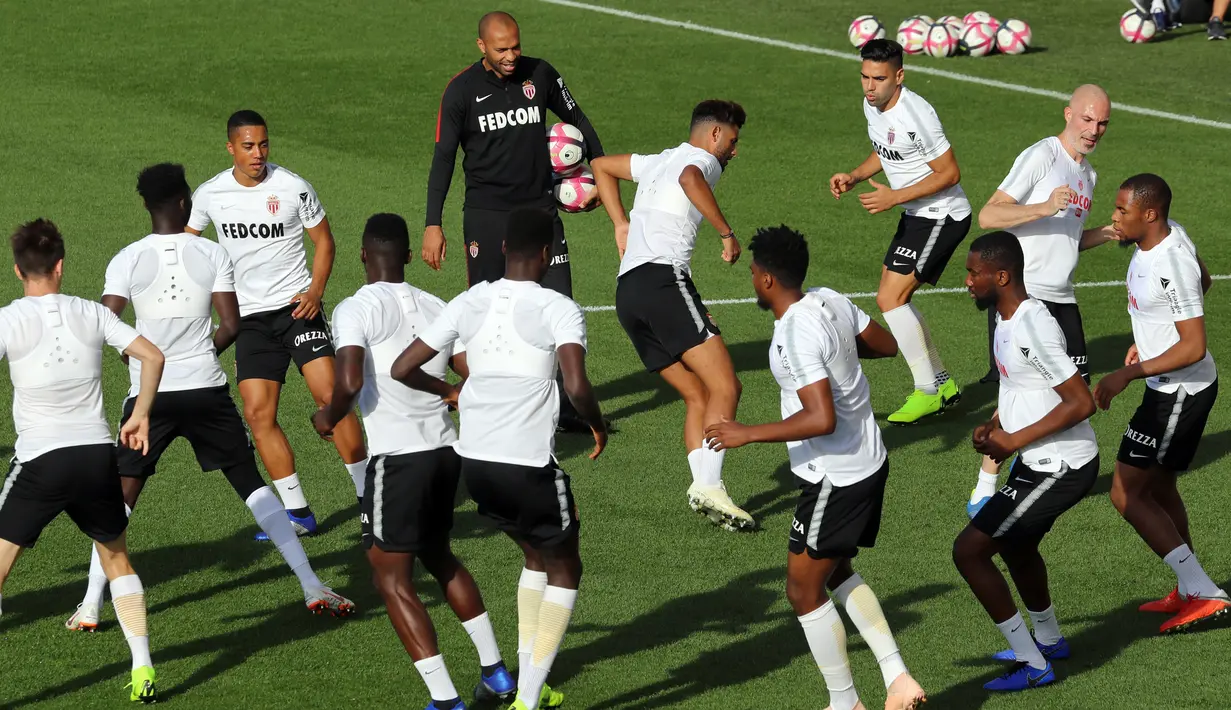 Pelatih baru AS Monaco, Thierry Henry, saat memimpin sesi latihan di La Turbie, Monaco, Jumat (19/10/2018). Thierry Henry menggantikan posisi Leonardo Jardim yang baru saja dipecat pada awal musim ini. (AFP/Valery Hache)