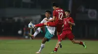 Pemain Timnas Indonesia U-19, Rabbani Tasnim Siddiq (kiri) berebut bola dengan pemain Timnas Vietnam U-19, Nguyen Bao Long saat laga Grup A Piala AFF U-19 2022 antara Timnas Indonesia U-19 melawan Timnas Vietnam U-19 di Stadion Patriot Candrabhaga, Bekasi, Jawa Barat, Sabtu (02/07/2022). (Bola.com/Ikhwan Yanuar)