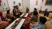 Suasana pertemuan Presiden Joko Widodo dengan Pansel KPK di Istana Negara, Jakarta, Jakarta, Senin (25/5/2015). Ini kali pertama Pansel menghadap Presiden usai diumumkan 20 Mei lalu. (Liputan6.com/Faizal Fanani)