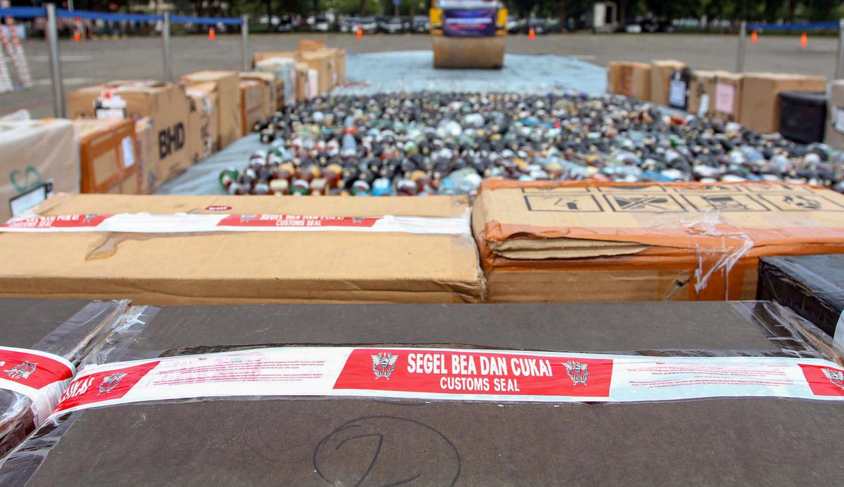 Pemusnahan ini menjadi bukti komitmen pemerintah dalam menjaga penerimaan negara dan menciptakan iklim usaha yang sehat. Tampak dalam foto, petugas melakukan pemusnahan barang ilegal hasil penindakan di bidang kepabeanan dan cukai di ICE BSD City, Tangerang, Rabu (12/11/2025). (merdeka.com/Arie Basuki)