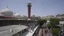 <p>Orang-orang melakukan shalat Jumat pertama selama bulan suci Ramadhan, di sebuah masjid, di Karachi, Pakistan, Jumat, 24 Maret 2023.(AP Photo/Fareed Khan)</p>
