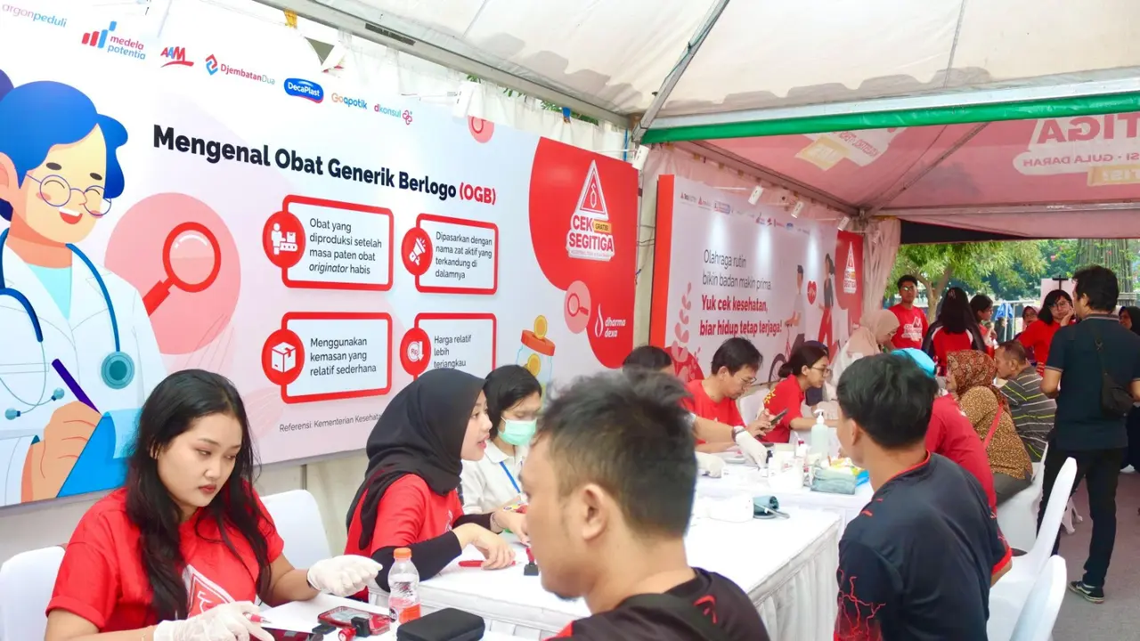 Program skrining kesehatan gratis menjangkau masyarakat di Lapangan Karangpawitan, Karawang, Jawa Barat (Jabar), Minggu 20 Juli 2025.