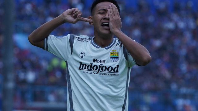 Gelandang Persib Bandung, Beckham Putra mencetak gol ke gawang Arema FC.
