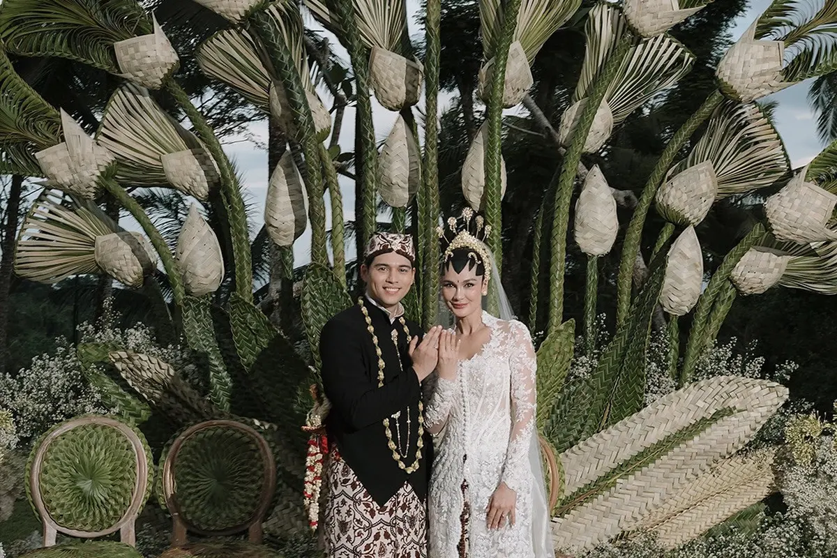 Sah Menikah! Luna Maya dan Maxime Bouttier Tampil Serasi dalam Balutan Busana Pengantin Adat Yogyakarta