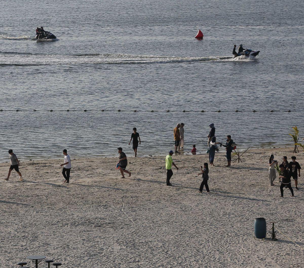 Sejumlah pengunjung menikmati suasana pantai Ancol saat libur panjang perayaan Waisak 2568 BE, Jakarta, Jumat (24/5/2024).&nbsp;Libur panjang perayaan Waisak 2024 dimanfaatkan warga untuk berekreasi ke tempat wisata di Jakarta. Foto: Liputan6.com/Angga Yu