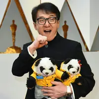 Aktor Jackie Chan berpose dengan boneka panda di karpet merah Academy Awards ke-89 atau Oscar 2017 di Dolby Theatre, Los Angeles, Minggu (26/2). Jackie Chan menyebut dua boneka panda itu dengan "dua anak lelakiku". (VALERIE MACON/AFP)
