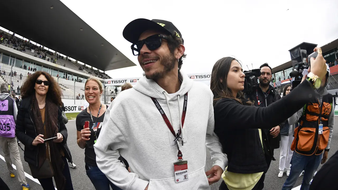 Foto: Kejadian Menarik MotoGP Portugal, Hadirnya Valentino Rossi Hingga Quartararo Nyemplung ke Kolam