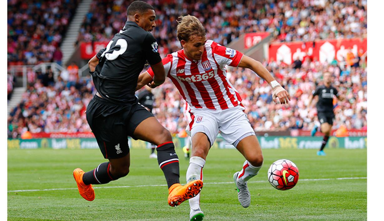 Pemain Stoke, Marc Muniesa berusaha melewati hadangan dari pemain Liverpool, Jordan Ibe pada laga Liga Premier Inggris di Britannia Stadium, Inggris, Minggu (9/8/2015). Stoke kalah 0-1 dari Liverpool. (Reuters/Darren Staples) 