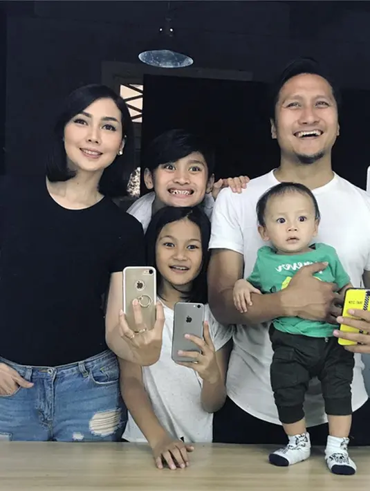 Arie Untung dan Fenita sudah kangen dengan makanan khas Palembang. Keduanya ingin menikmati kuliner asli Palembang langsung dari sumbernya. "Ada pempek, mie celor, pindang," pungkas Fenita Arie (Instagram/fenitarie)