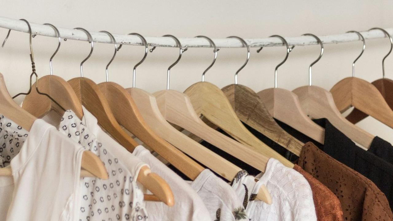 Capsule wardrobe adalah konsep mode yang mendasarkan pada ide bahwa Anda dapat memiliki koleksi pakaian yang terdiri dari beberapa item yang dapat dipadu-padankan dengan mudah untuk menciptakan berbagai macam gaya dan outfit. Tujuan utama dari capsule war