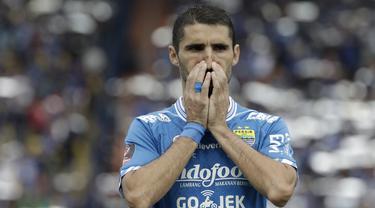 Gelandang Persib Bandung, Srdan Lopicic, bersiap saat akan melawan TIRA Persikabo pada laga Piala Presiden 2019. (Bola.com/Yoppy Renato)