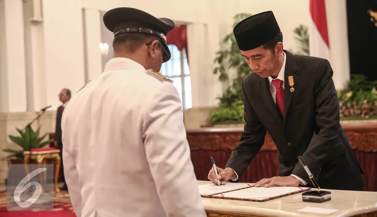 Presiden Joko Widodo menandatangani surat berita acara saat pelantikan empat Gubernur dan Wakil Gubernur saat pelantikan di Istana Negara, Rabu (25/5/2016). (Liputan6.com/Faizal Fanani)