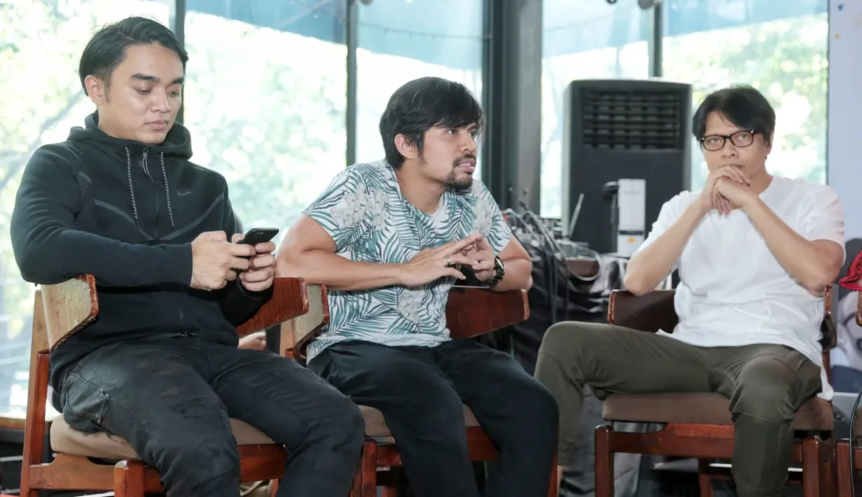 "Yang pasti festival sama acara gathering aja setlist-nya beda. Kalo Gigi sih biasa nyusun lagu buat pagelaran besar kayak gini, kita biasanya masuk backstage," ungkap Armand Maulana di Birdcage cafe, Jaksel, Rabu (26/10). (Adrian Putra/Bintang.com)