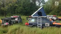 Peserta overland beristirahat di base camp pada hari kedua Indonesia Offroad Expedition (IOX) Celebes 2017, Sulawesi Tenggara, Minggu (8/10). Sebelumnya mereka bermalam di Taman Nasional Rawa Aopa Watumohai. (Liputan6.com/Pool/Ridhwan Siregar)