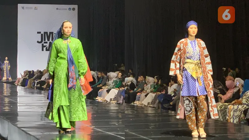 Wastra batik dan kebaya tampil sebagai modest fesyen yang santun di Jakarta Modest Fashion Week (JMFW) 2024, berlangsung di ICE BSD pada kamis malam (19/10/2023)
