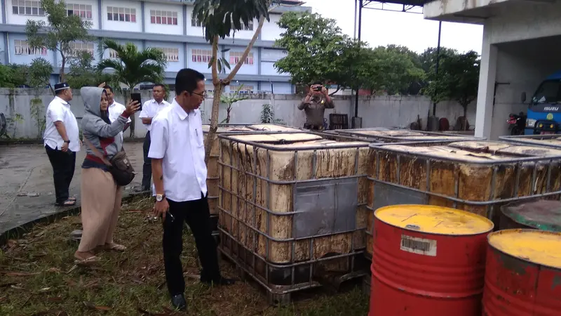 Dinas Perindustrian dan Perdagangan (Disperindag) Kota Batam menggerebek lokasi yang disinyalir menjadi tempat penimbunan bahan bakar minyak (BBM).