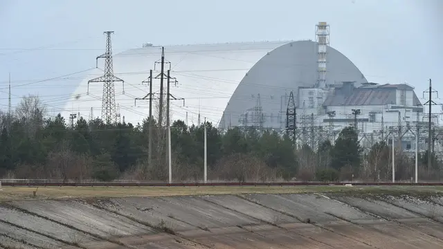 Kubah baja raksasa dibangun untuk melindungi bekas reaktor nuklir Lenin di Chernobyl, Ukraina.