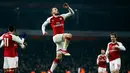Aaron Ramsey Arsenal melakukan selebrasi usai mencetak gol ketiga untuk timnya saat melawan Everton dalam pertandingan Liga Inggris di Stadion Emirates, London (3/2). (AP Photo / Alastair Grant)
