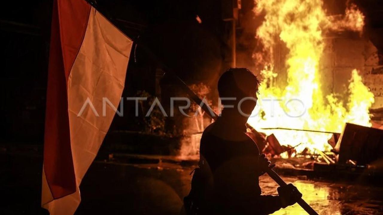 Fakta Mengejutkan! Dua Halte Transjakarta Terbakar dalam Aksi Unjuk Rasa di Jakarta