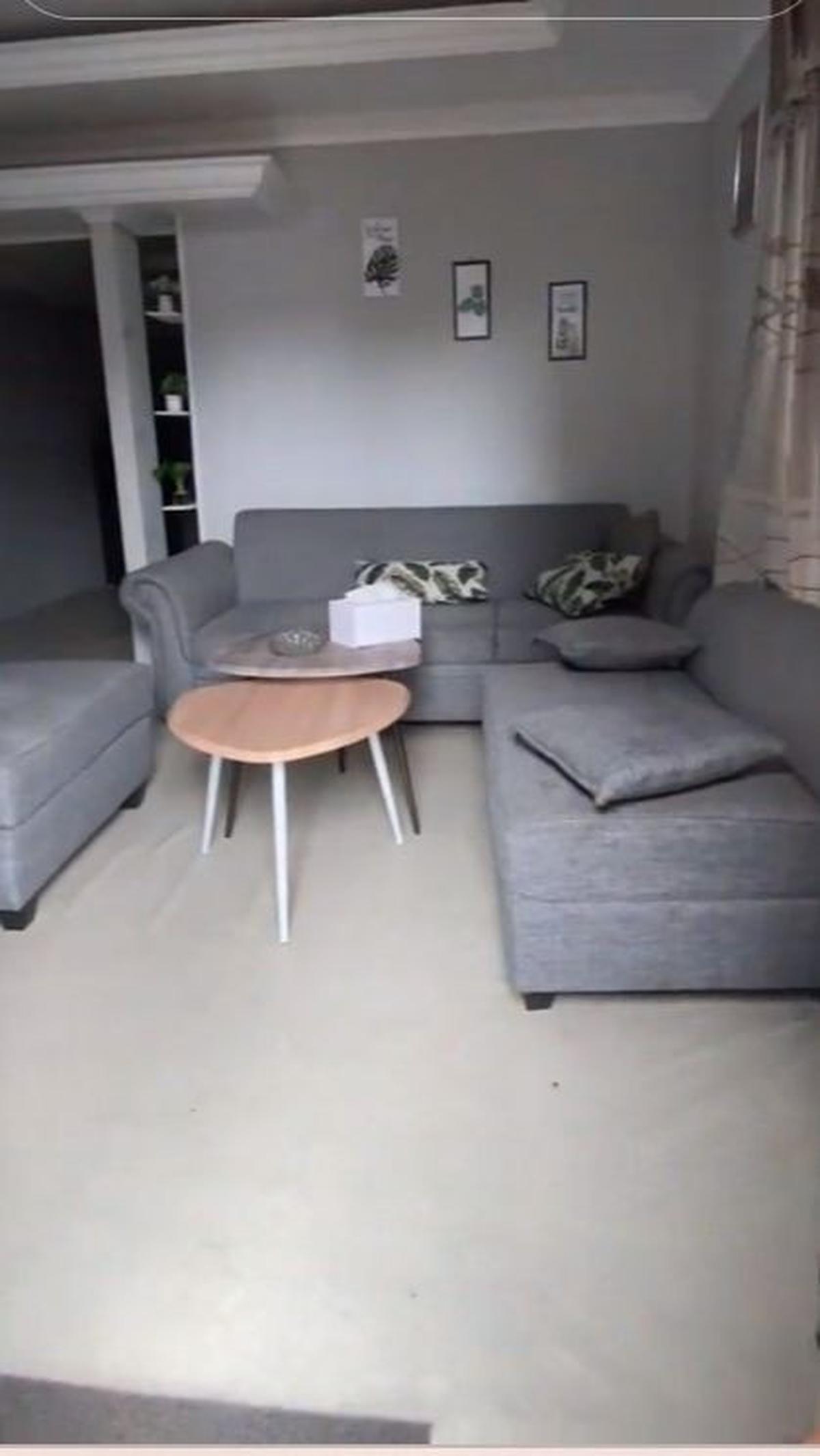 Dinding rumah dicat dengan warna abu-abu semakin menambah nyaman para penghuni. Rumah tersebut di luar dugaan jika hanya melihat dari luar.&nbsp;<br>