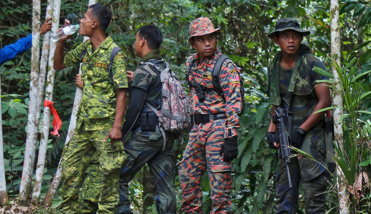 Tim penyelamat melakukan pencarian gadis disabilitas asal Irlandia Nora Anne Quoirin yang hilang dari sebuah resor hutan hujan di Seremban, Malaysia, Rabu (7/8/2019). Ayah Nora, Sebastien Quoirin yakin putrinya diculik karena saat kejadian kamarnya kosong dengan jendela terbuka.(AP Photo/Annice Lyn)
