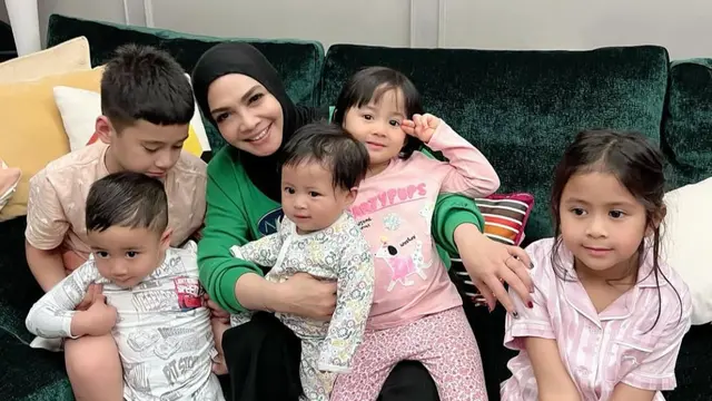 Potret Rieta Amilia dan Cucu-Cucunya (credit: https://www.instagram.com/rieta_amilia/)