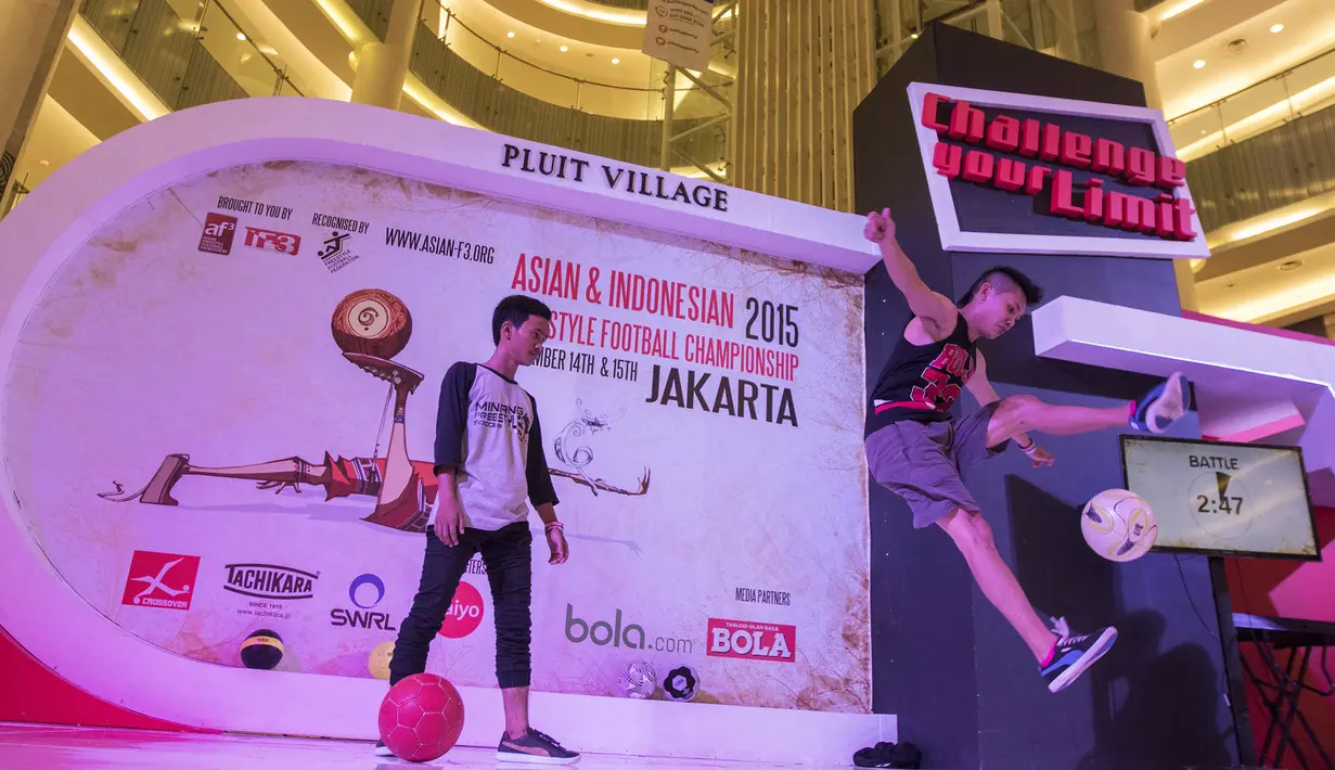 Freestyler, Mathias Andriyadi (kanan) berhasil menjadi pemenang Indonesia Freestyle Football Championship 2015 di Mall Pluit Village, Jakarta, Sabtu (14/11/2015). (Bola.com/Vitalis Yogi Trisna)