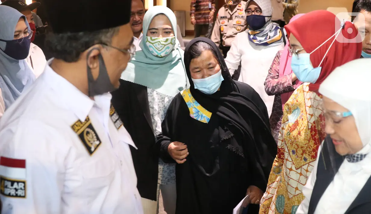 Etty binti Toyib saat tiba di bandara Soekarno Hatta, Tangerang, Senin (6/7/2020). Sebelumnya Etty didakwa menjadi penyebab meninggalnya sang majikan, Faisal al-Ghamdi dengan tuduhan meracuni sang majikan. (Liputan6.com/Angga Yuniar)
