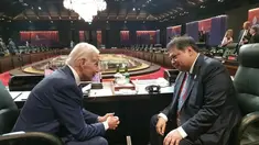 Menteri Koordinator Bidang Perekonomian RI Airlangga Hartarto berdiskusi serius dengan Presiden Amerika Serikat (AS) Joe Biden saat pertemuan bilateral antara Indonesia dan Amerika Serikat dalam rangkaian KTT G20 yang berlangsung di Nusa Dua, Bali pada Selasa (15/11/2022). (Foto:Dok Istimewa)
