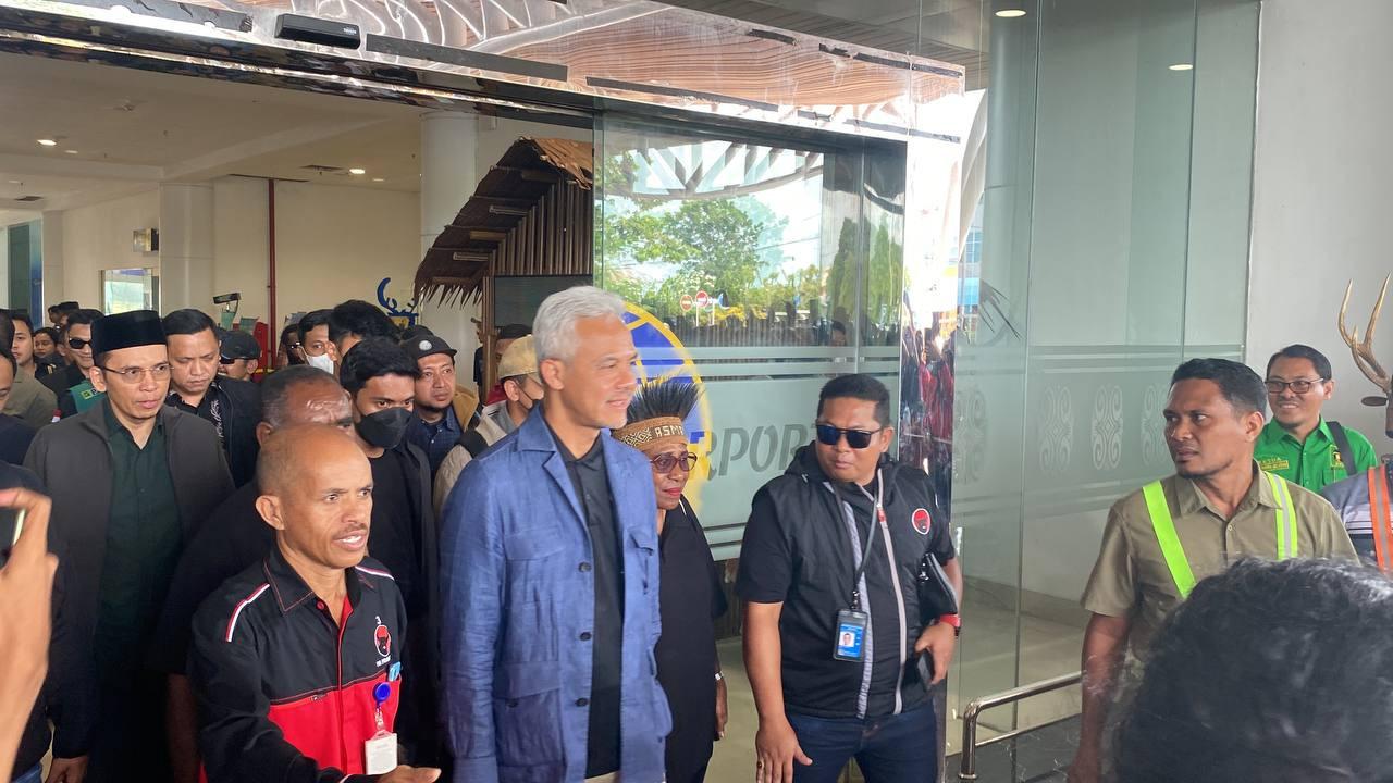 Calon presiden (capres) nomor urut tiga, Ganjar Pranowo tiba di Bandara Internasional Mopah, Merauke, Papua Selatan
