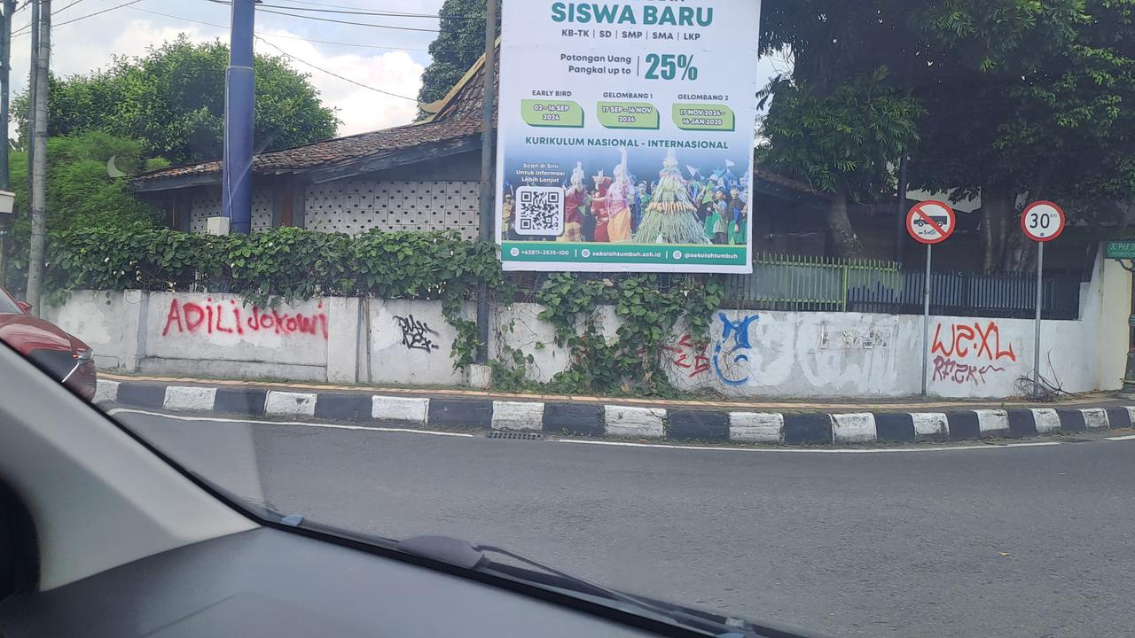 Muncul Coretan 'Adili Jokowi' di Yogyakarta hingga Sleman