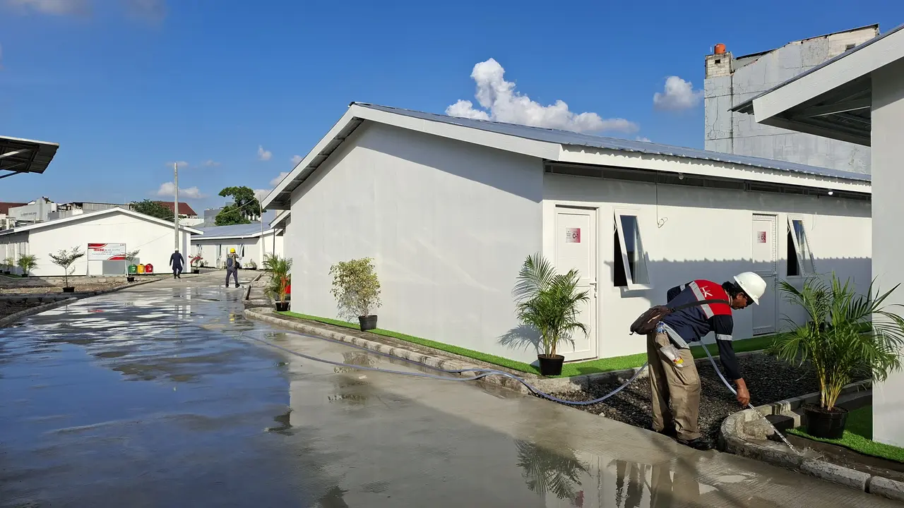 BUMN Karya sukses membangun ratusan rumah untuk warga bantaran rel Senen. Hunian minimalis ini tak hanya kokoh, tapi juga sudah dilengkapi fasilitas. (Liputan6.com/Arief)