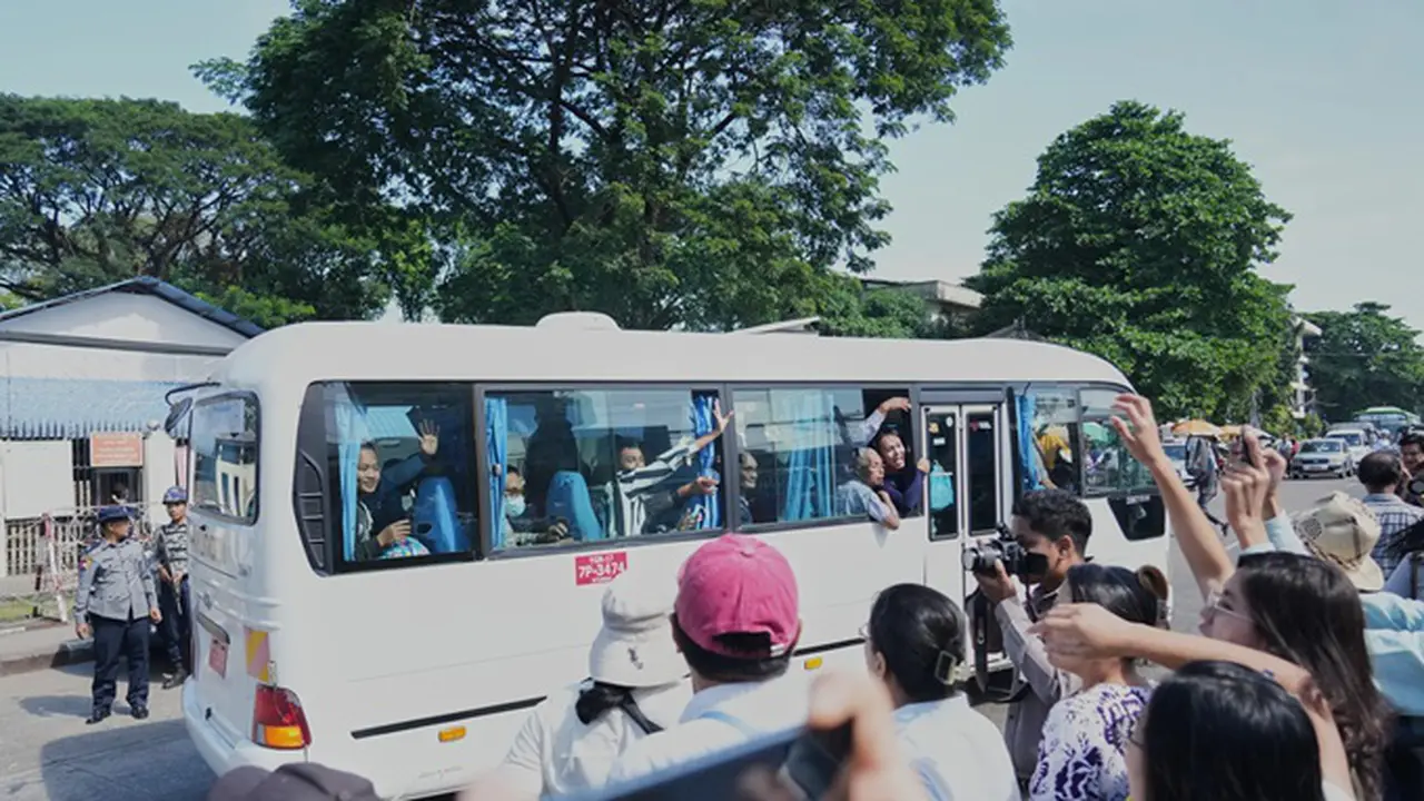Para tahanan tiba di luar gerbang penjara Yangon pada pukul 11.30 waktu setempat, disambut oleh keluarga dan teman-teman yang telah menunggu sejak pagi hari.