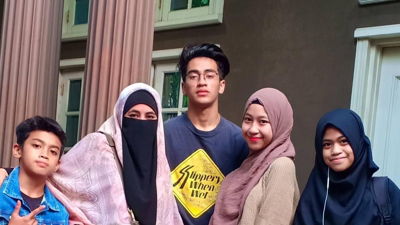 7 Potret Kebersamaan Umi Pipik Bersama Keempat Buah Hatinya, Selalu Kompak