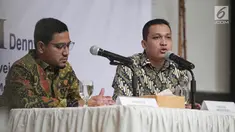 Peneliti senior LSI Denny JA, Ardian Sopa (kanan) bersama Ikrama Masloman memaparkan hasil quick count mereka di Jakarta, Kamis (2/5/2019). Menurut LSI Denny JA, Jokowi-Ma'ruf memperoleh 55,71 persen suara dan Prabowo-Sandi meraih 44,29 persen suara. (Liputan6.com/Faizal Fanani)
