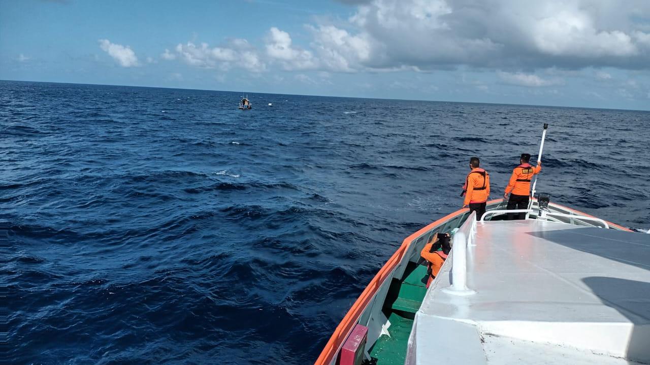 Proses pencarian dua nelayan asal Minahasa Selatan yang hanyut di Perairan Manado Tua, Sulut.