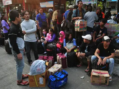 Jelang Lebaran, sejumlah pemudik memadati terminal Grogol, Jakarta, Senin (21/7/14. (Liputan6.com/Johan Tallo) 
