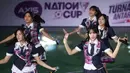 Penampilan JKT48 saat acara Grand Final AXIS Nation Cup 2023 di Istora Senayan, Jakarta, Minggu (15/10/2023). Penonton benar-benar terlarut dalam penampilan JKT48 yang energik dan ceria.  (Bola.com/M Iqbal Ichsan)