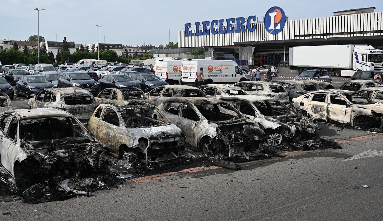 Pengunjuk rasa di Amiens, Dijon, dan Essonne membakar bus. Adapun pengunjuk rasa di Lille dan di Toulouse bentrok dengan polisi. (Photo by Patrick HERTZOG / AFP)