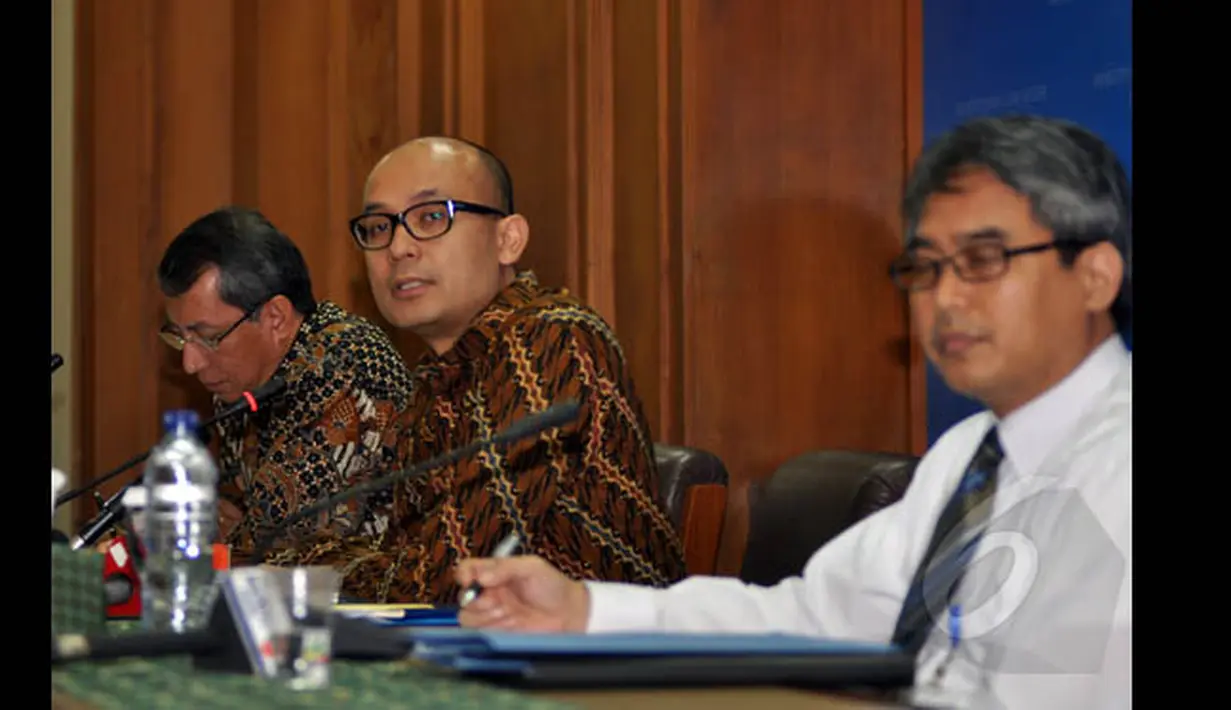 Juru bicara Kemenlu, Arrmanatha Nasir (tengah) memberikan pernyataan di Gedung Pancasila, Jakarta, Senin (19/1/2015). Pernyataan diberikan terkait sikap pemerintah Indonesia terkait penarikan Dubes Brasil dan Belanda. (Liputan6.com/Miftahul Hayat)