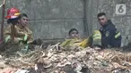 Petugas pemadam kebakaran beristirahat usai memadamkan api di lapak ban bekas, Desa Bojong Nangka, Gunung Putri, Bogor, Kamis (22/4/2021). Banyaknya bahan yang mudah terbakar dan sumber api yang berasal dari bawah tumpukan ban membuat  api di lokasi belum juga padam. (Liputan6.com/Herman Zakharia)