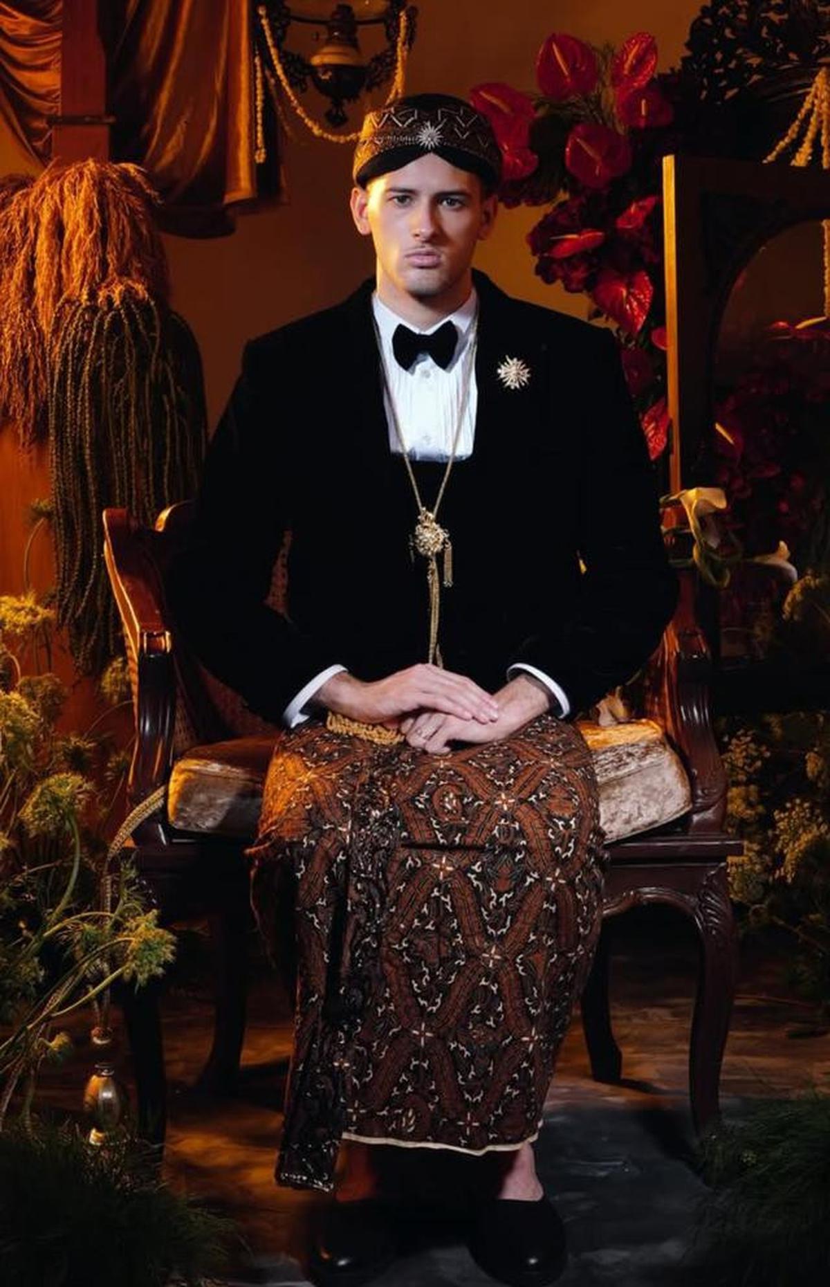 Justin Hubner saat Prewedding Adat Jawa Bersama Jennifer Coppen pakai beskap. [@jennifercoppenreal20]