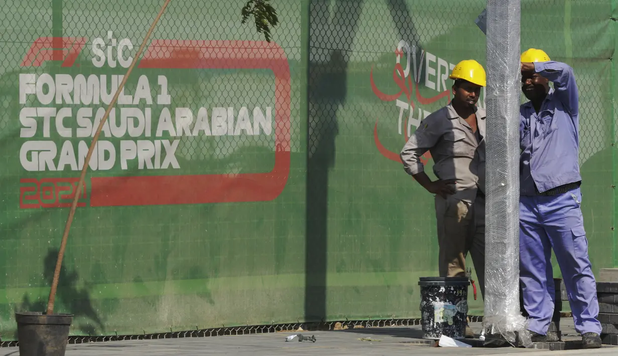 Seorang road crew bekerja di luar sirkuit corniche Formula One (F1), di Jeddah, Arab Saudi, Selasa (30/11/2021). Arab Saudi untuk pertama kalinya dipercaya menjadi tuan rumah balapan F1 2021, yang akan berlangsung 3-5 Desember mendatang. (AP Photo/Amr Nabil)