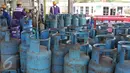 Tumpukan tabung gas di Terminal pengisian Gas Pertamina, Jakarta, Selasa (5/1/2016). PT Pertamina (Persero) menurunkan harga elpiji 12 kilogram (kg) dari Rp 134.600 menjadi Rp 129.000 per tabung. (Liputan6.com/Angga Yuniar)