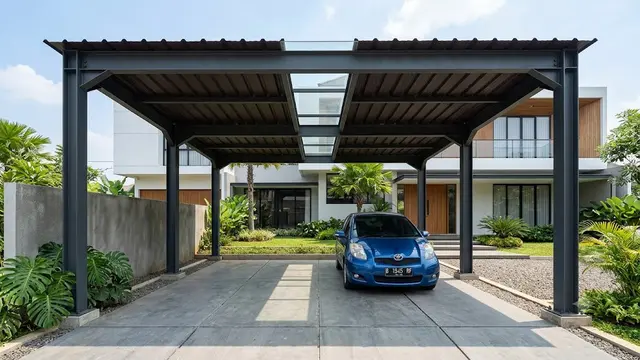Carport dengan Skylight Strip di Tengah Atap