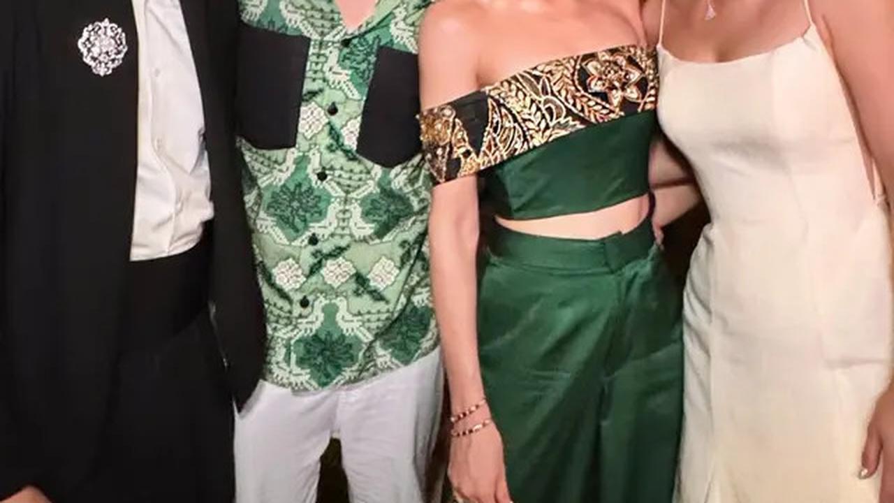 Para Artis yang Menyempatkan Foto dengan Luna Maya dan Maxime, Potret Cinta Laura Bikin Salah Fokus
